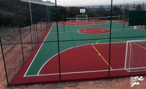 Quadra em asfalto poli esportiva com alambrado